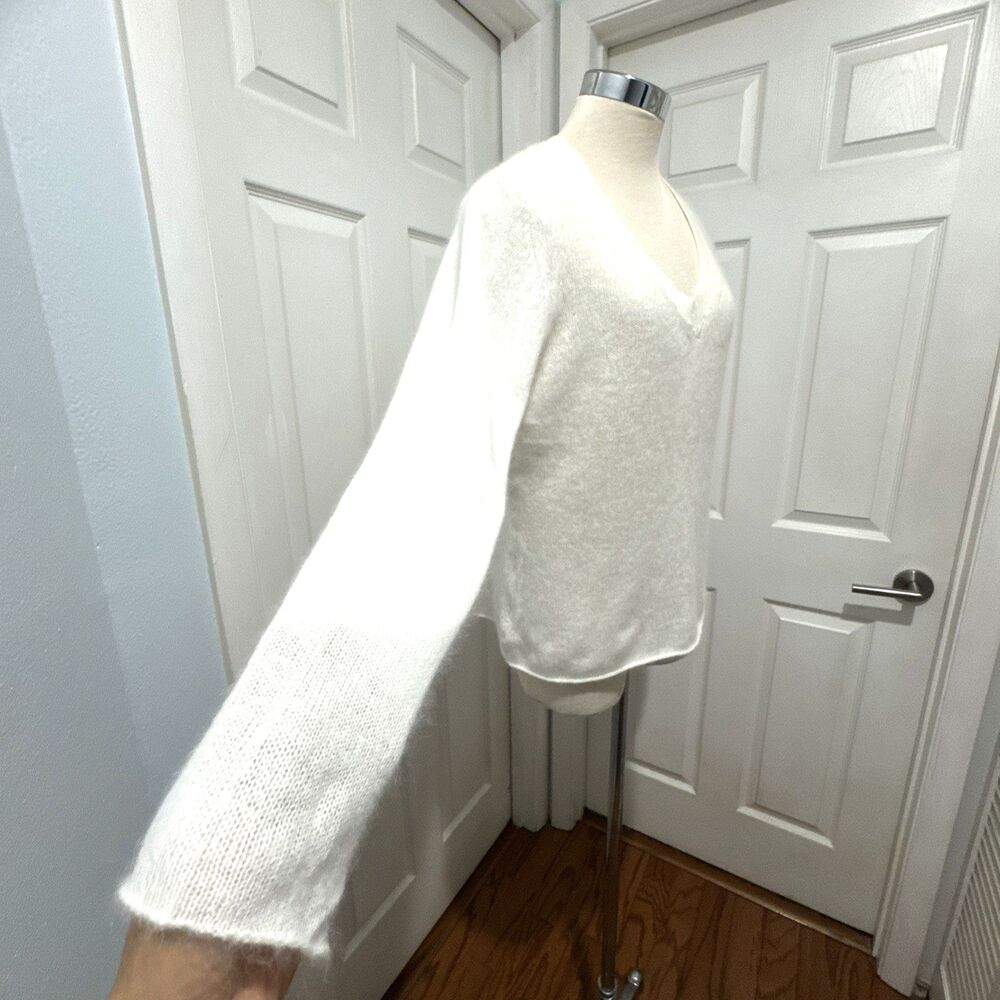 New BANANA REPUBLIC Womens 100% Angora Ivory Long Sleeve V-Neck Sweater Size XL - Picture 3 of 8